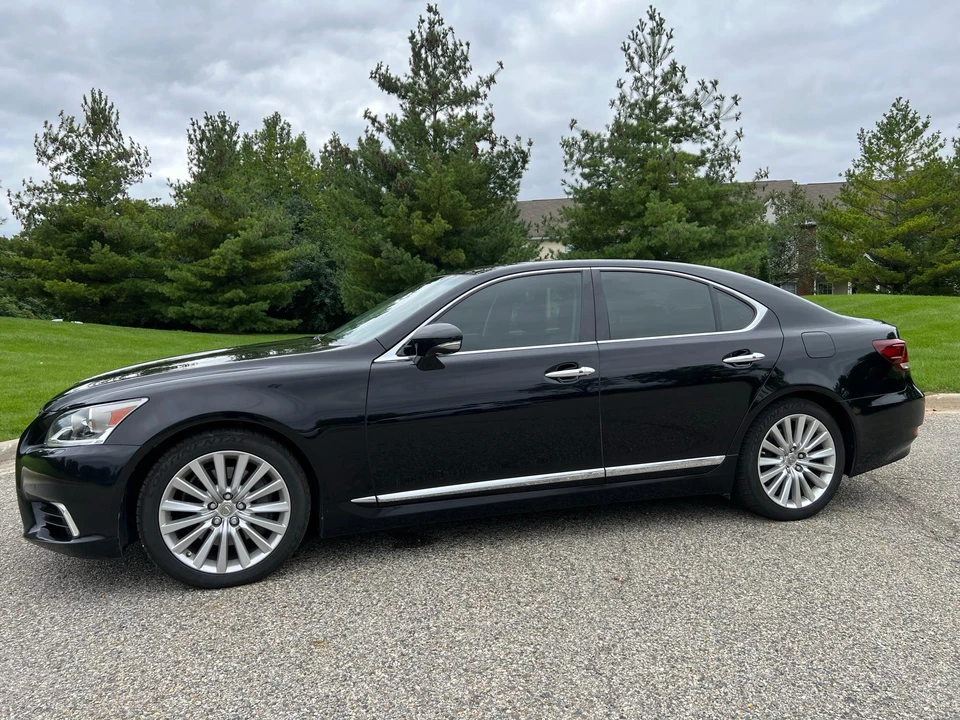 2016 Lexus LS 4th Gen - Image 10 of 31