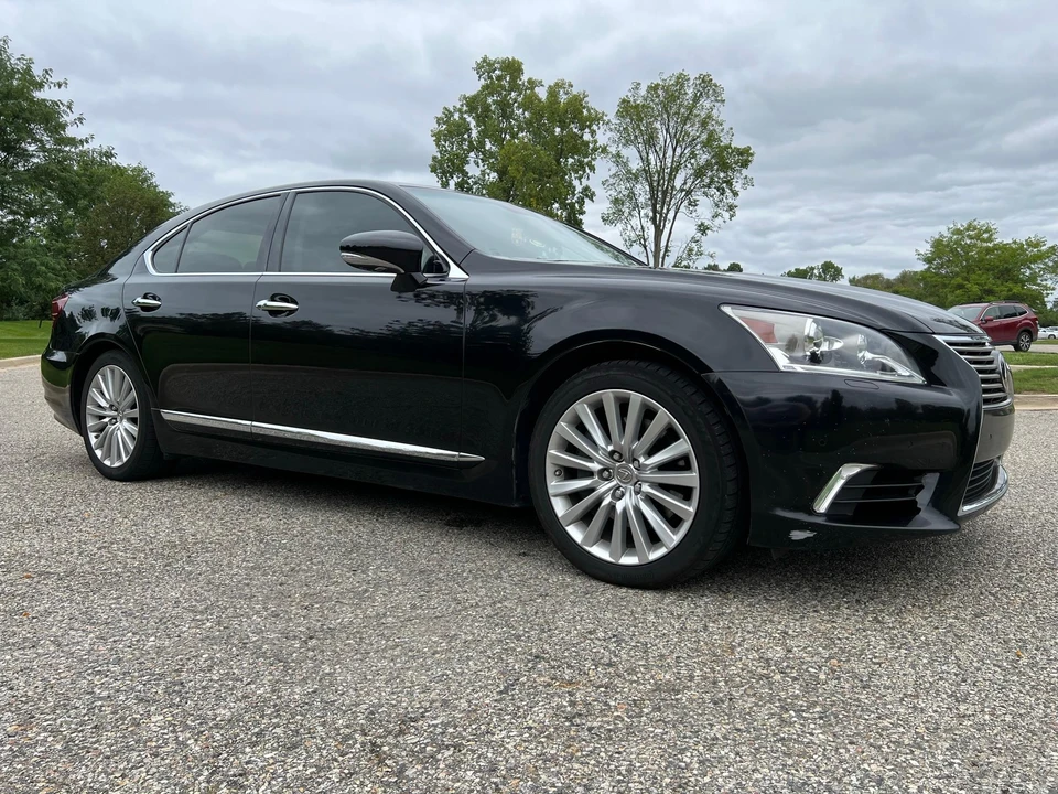 2016 Lexus LS 4th Gen - Image 23 of 31