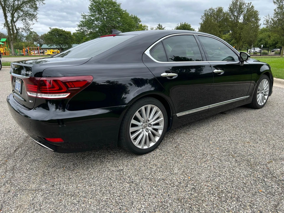 2016 Lexus LS 4th Gen - Image 19 of 31