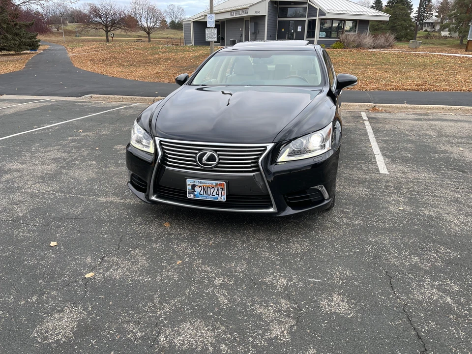 2016 Lexus LS 4th Gen - Image 8 of 31