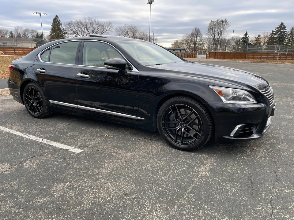 2016 Lexus LS 4th Gen - Image 27 of 31