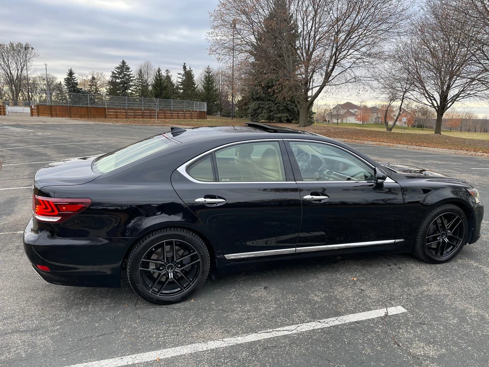 2016 Lexus LS 4th Gen - Image 24 of 31