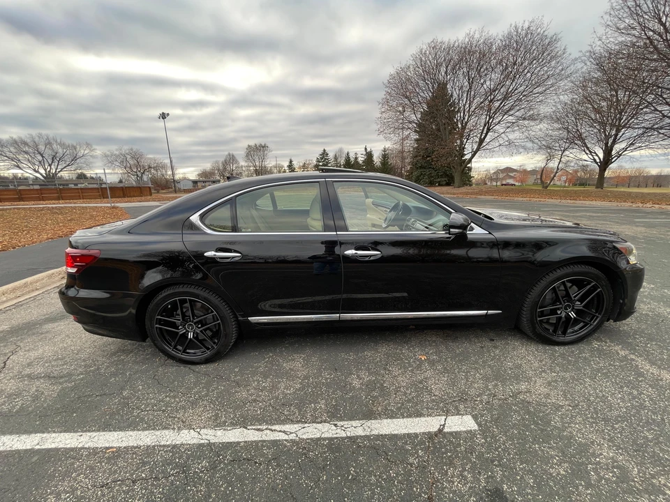 2016 Lexus LS 4th Gen - Image 26 of 31