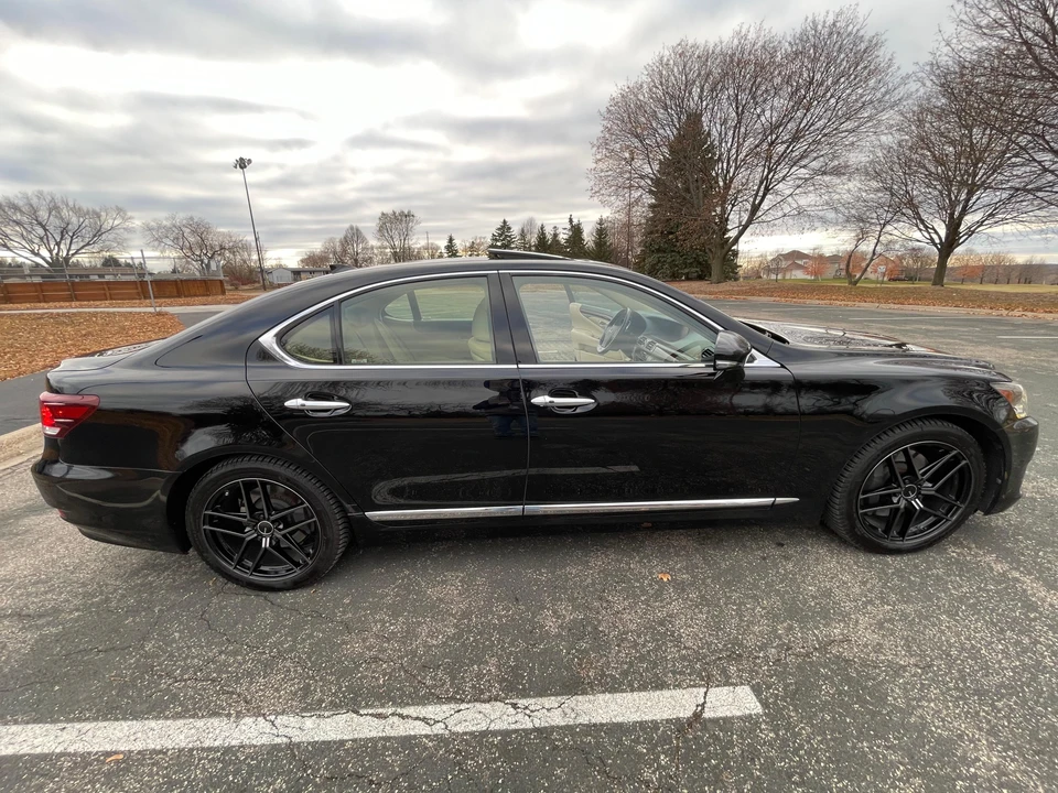 2016 Lexus LS 4th Gen - Image 25 of 31