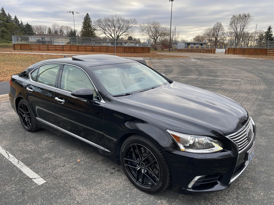 2016 Lexus LS 4th Gen - Image 29 of 31