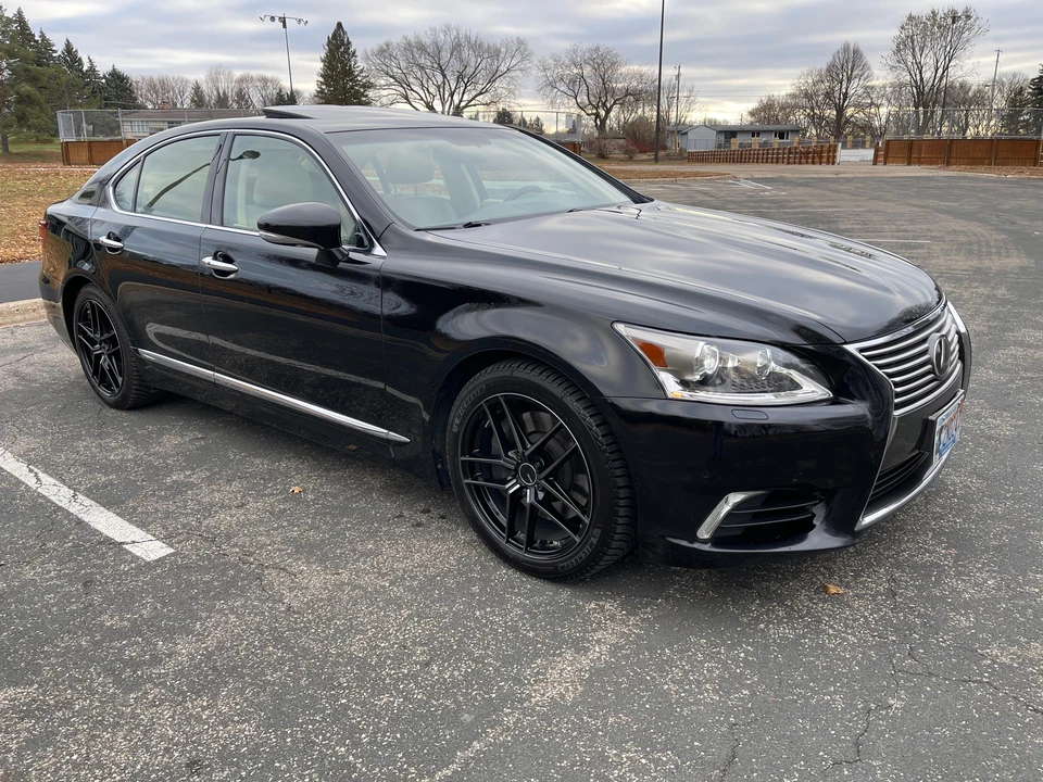 2016 Lexus LS 4th Gen - Image 28 of 31