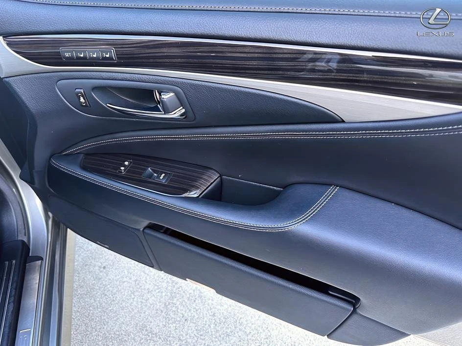 2016 Lexus LS 4th Gen - Image 11 of 20