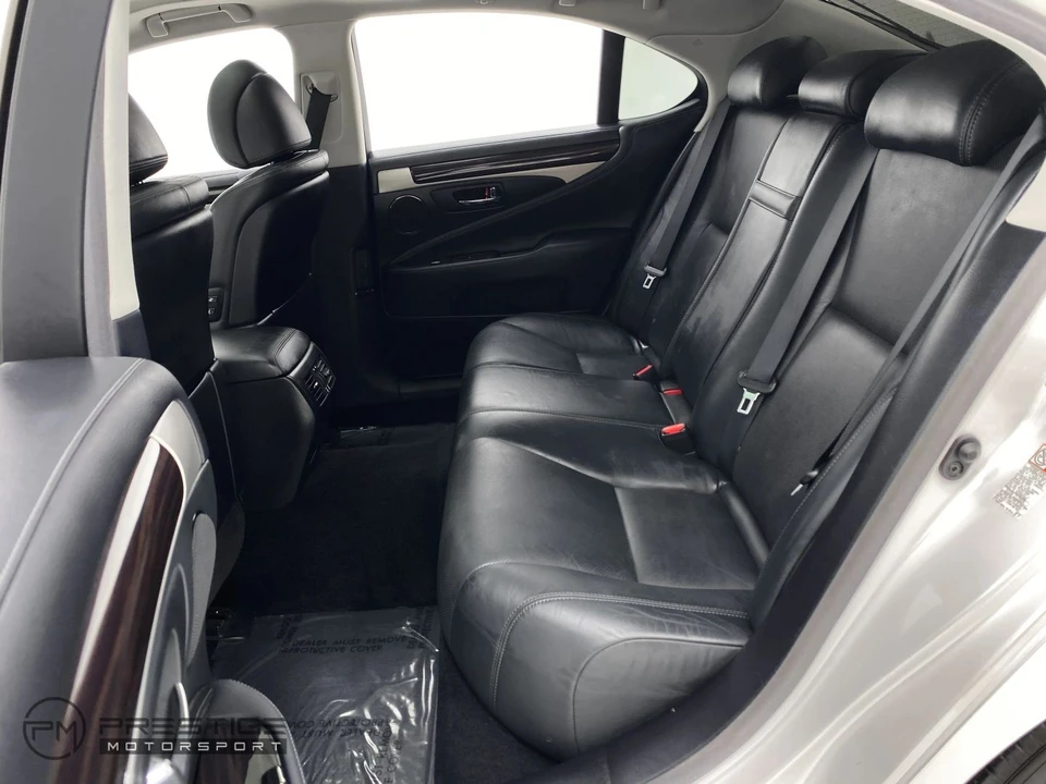 2016 Lexus LS 4th Gen - Image 24 of 31