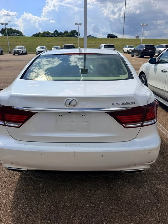 2016 Lexus LS 4th Gen - Image 5 of 8