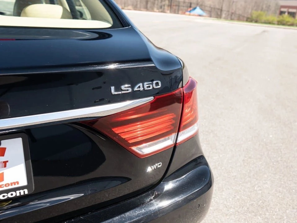2016 Lexus LS 4th Gen - Image 13 of 20