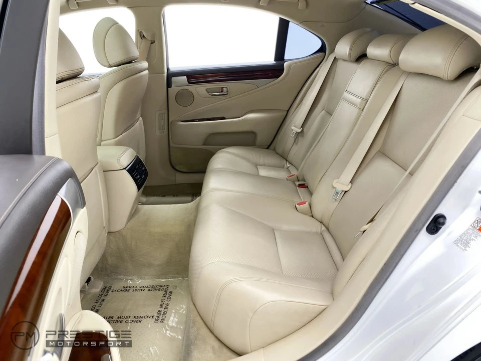 2016 Lexus LS 4th Gen - Image 24 of 31