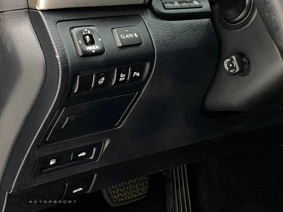 2016 Lexus LS 4th Gen - Image 22 of 31