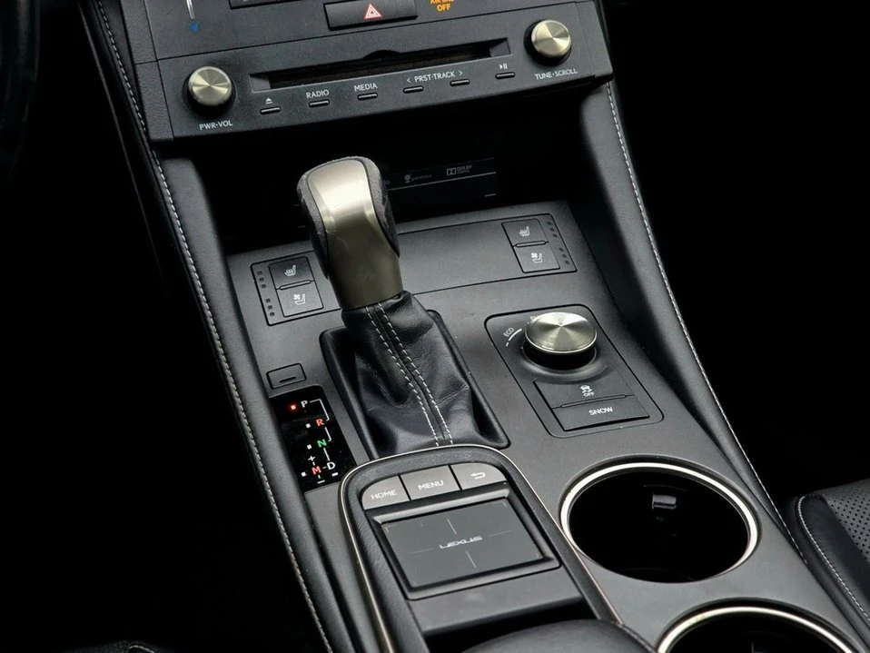 2016 Lexus RC - Image 10 of 20