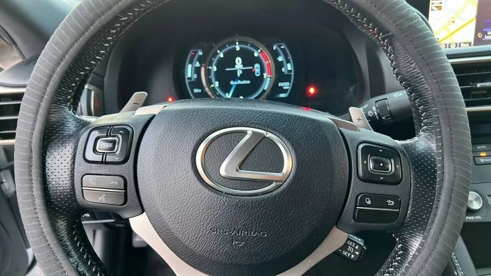 2016 Lexus RC - Image 17 of 20