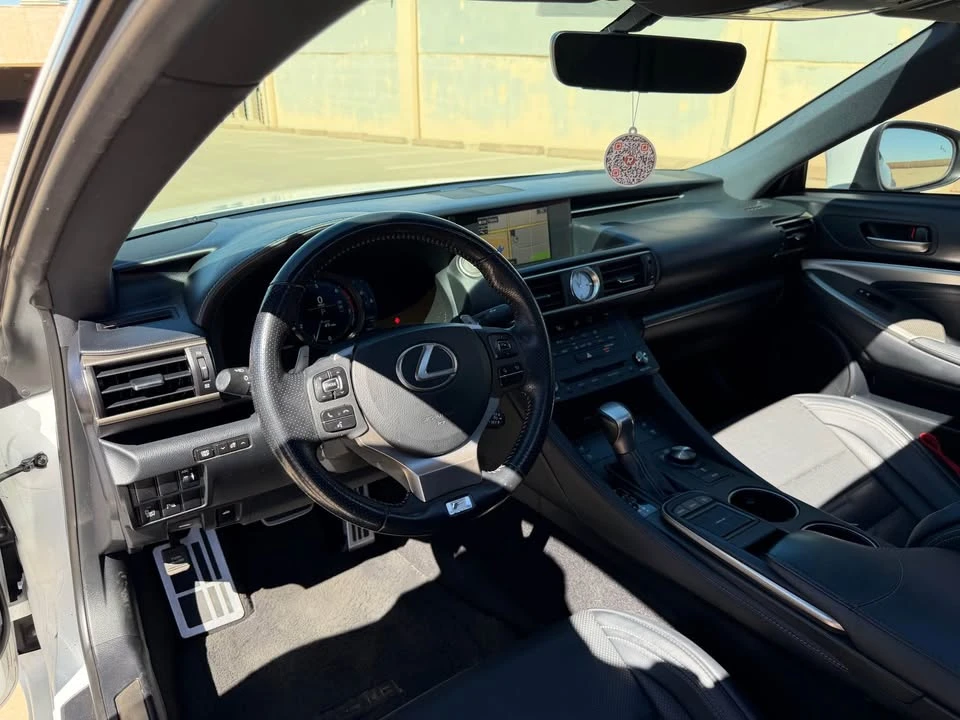 2016 Lexus RC - Image 15 of 18