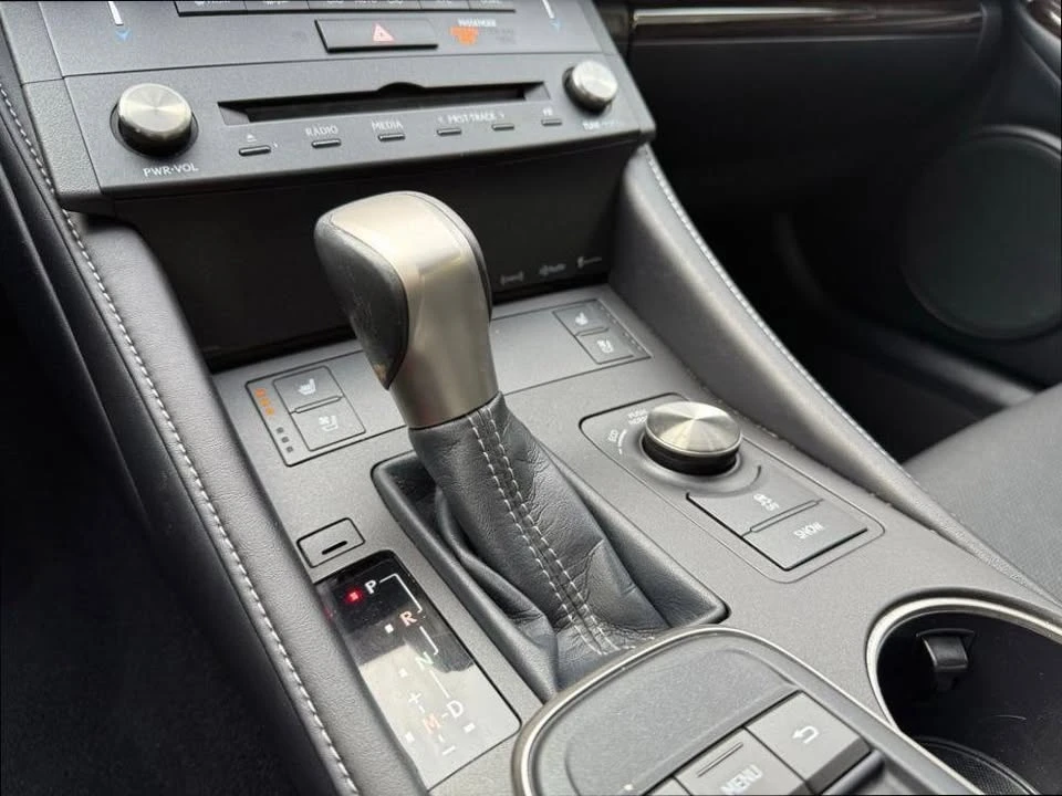 2016 Lexus RC - Image 11 of 20