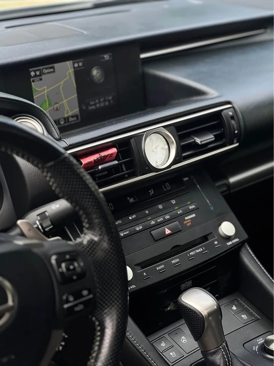 2016 Lexus RC - Image 11 of 16