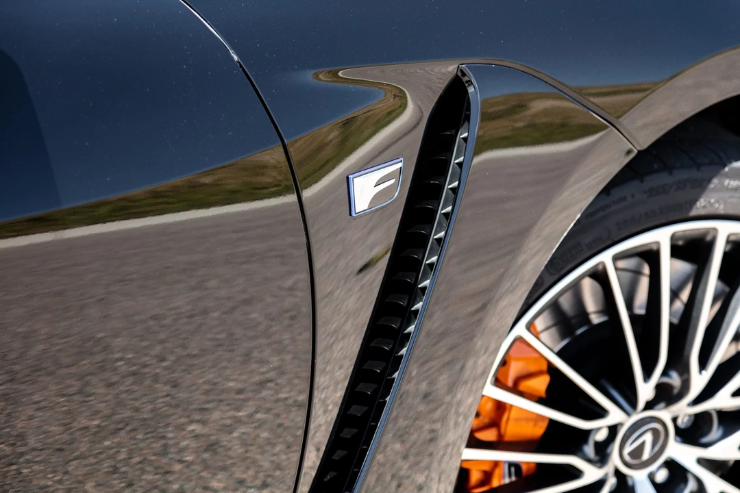 2016 Lexus RC F - Image 18 of 31