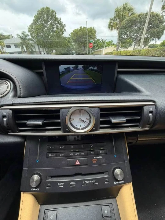 2016 Lexus RC - Image 10 of 13