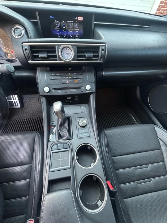 2016 Lexus RC - Image 19 of 21