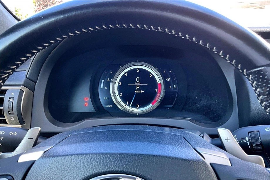 2016 Lexus RC - Image 10 of 20