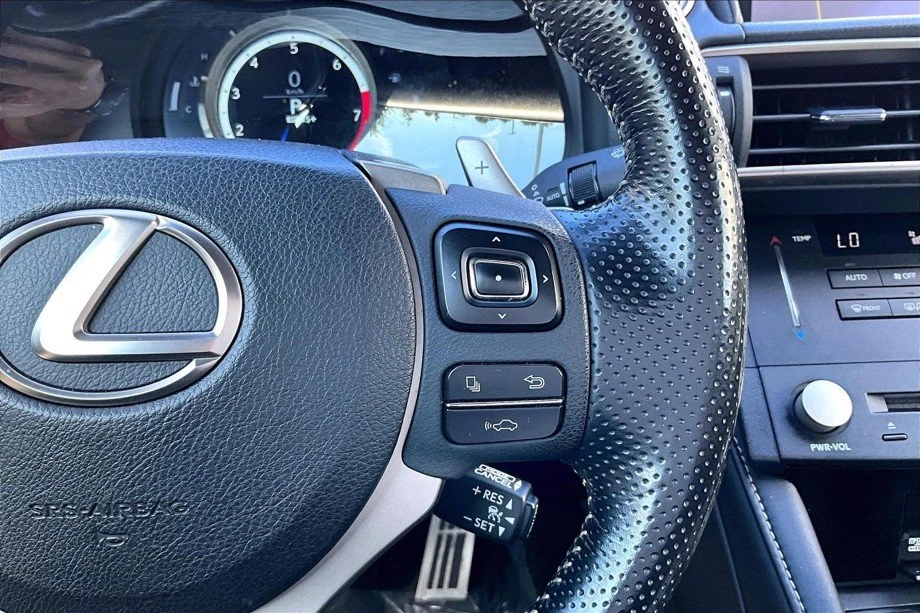 2016 Lexus RC - Image 9 of 20
