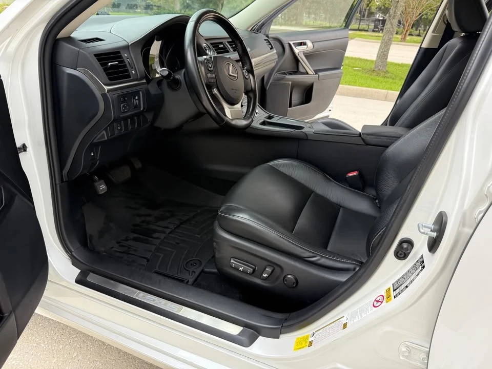 2016 Lexus CT - Image 13 of 20