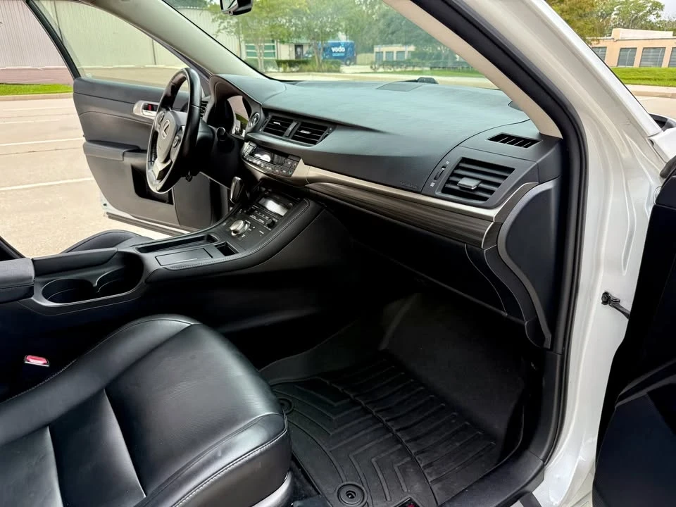 2016 Lexus CT - Image 16 of 20