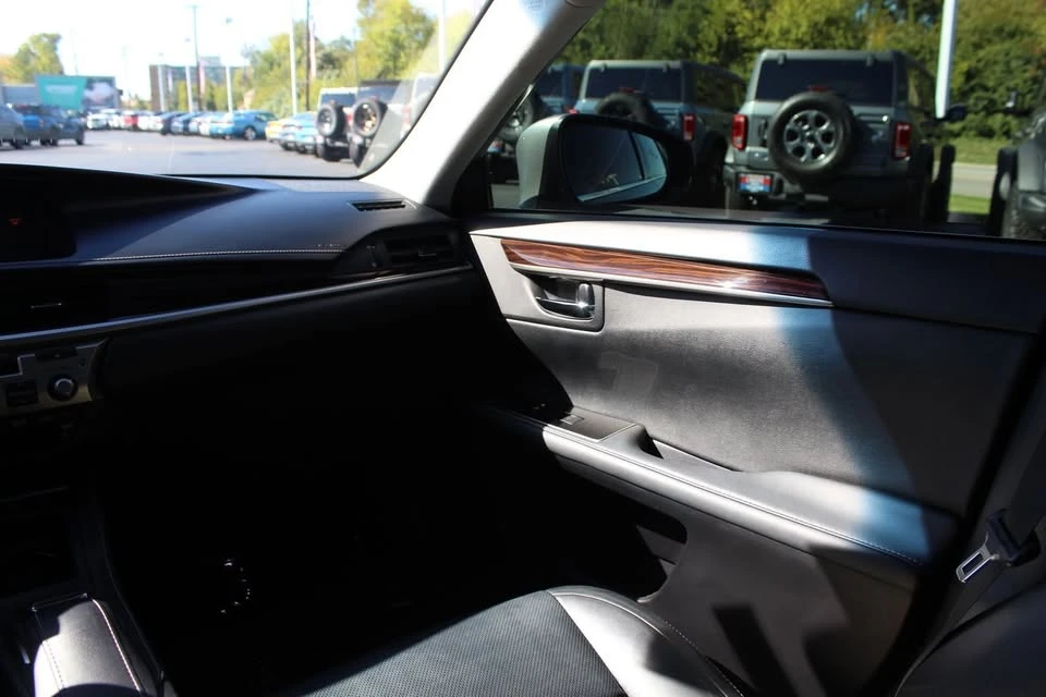 2016 Lexus ES 6th Gen - Image 10 of 18