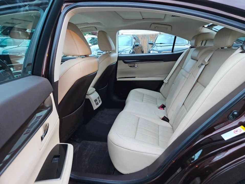 2016 Lexus ES 6th Gen - Image 17 of 20