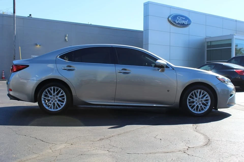 2016 Lexus ES 6th Gen - Image 8 of 18