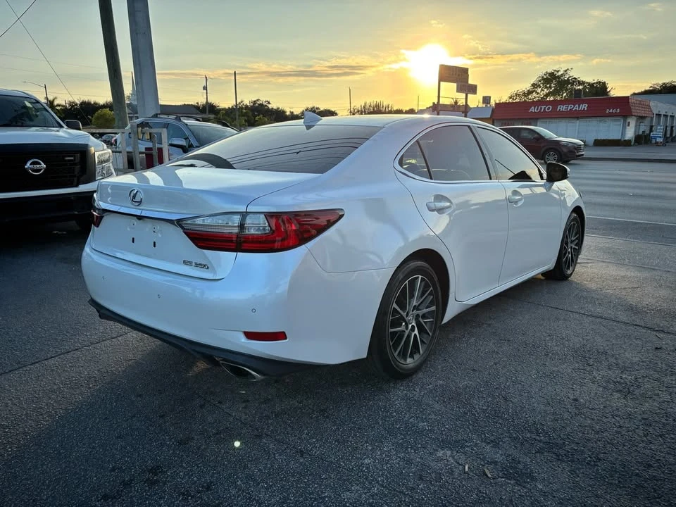2016 Lexus ES 6th Gen - Image 4 of 13