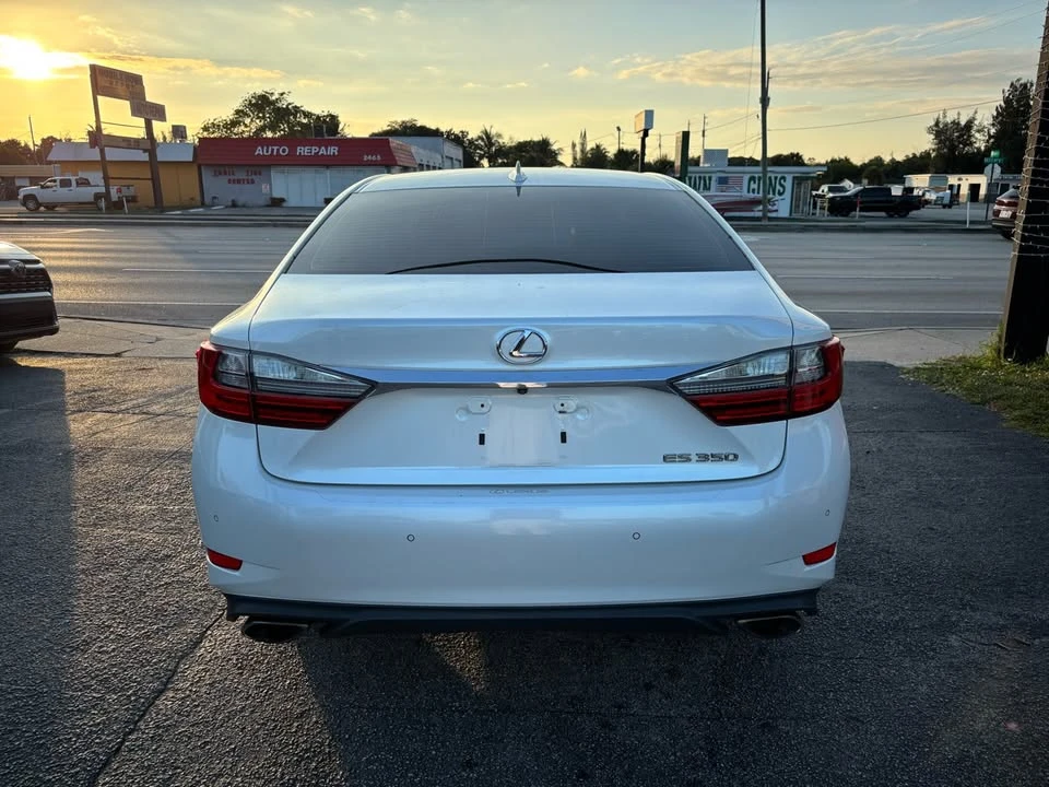 2016 Lexus ES 6th Gen - Image 5 of 13
