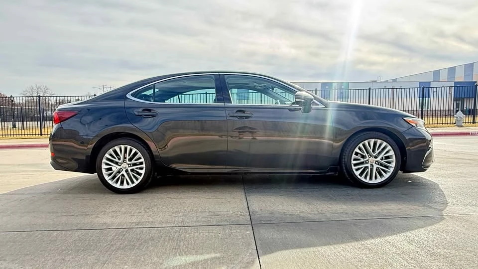 2016 Lexus ES 6th Gen - Image 9 of 11