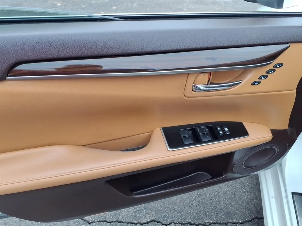 2016 Lexus ES 6th Gen - Image 3 of 11