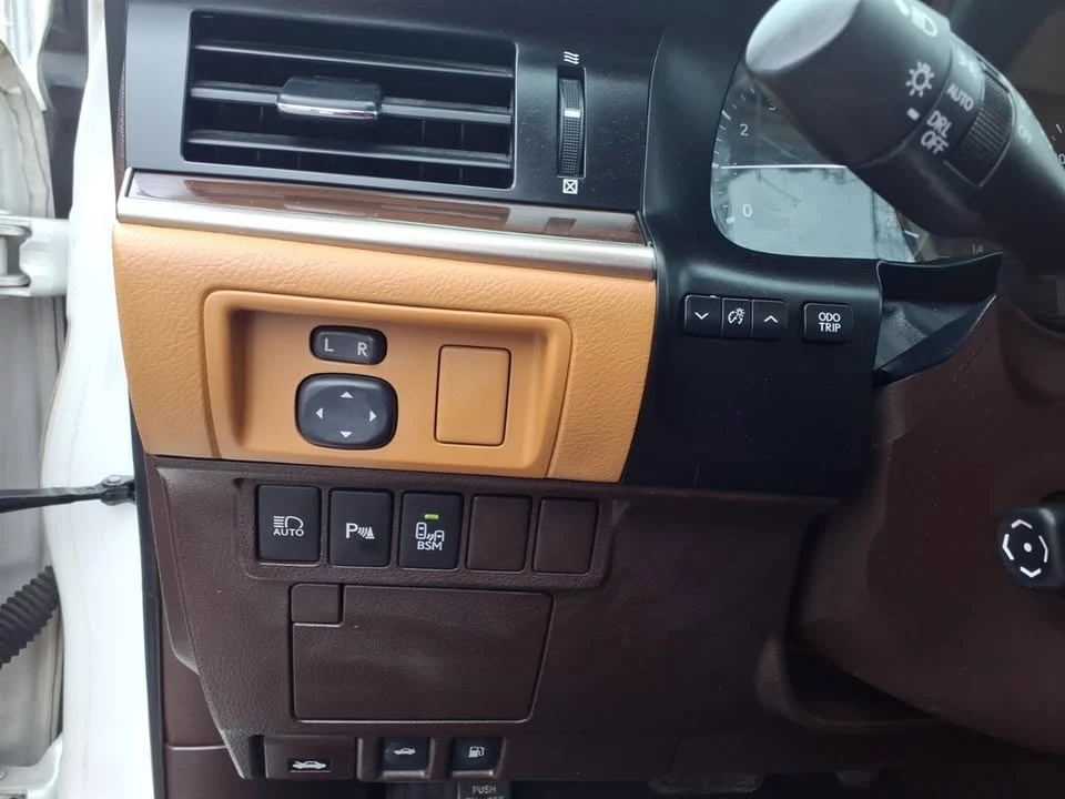 2016 Lexus ES 6th Gen - Image 11 of 11