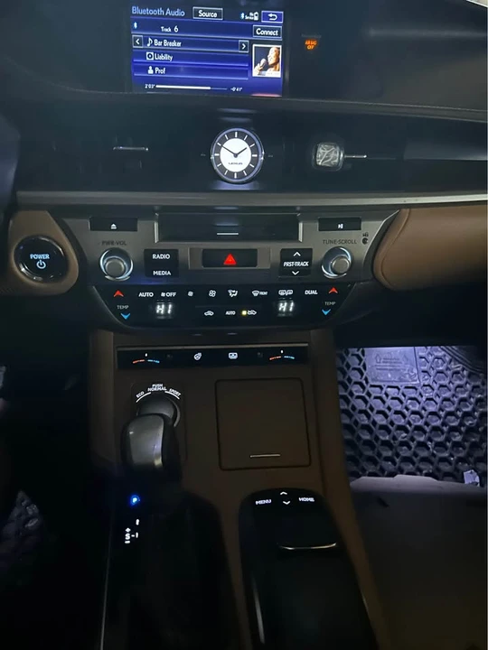 2016 Lexus ES 6th Gen - Image 9 of 16