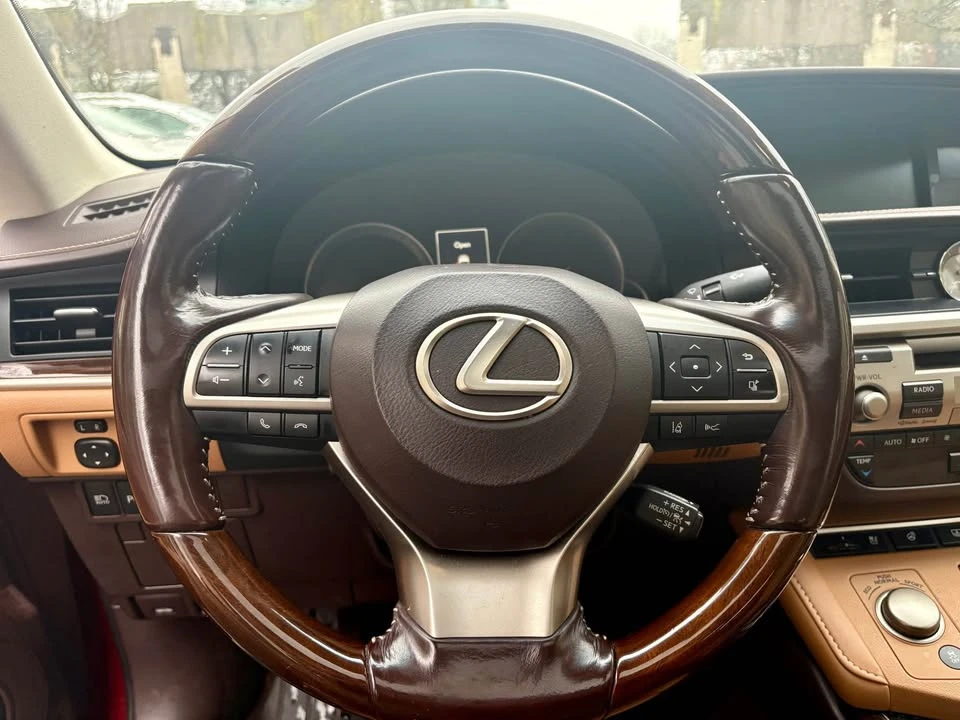 2016 Lexus ES 6th Gen - Image 8 of 13