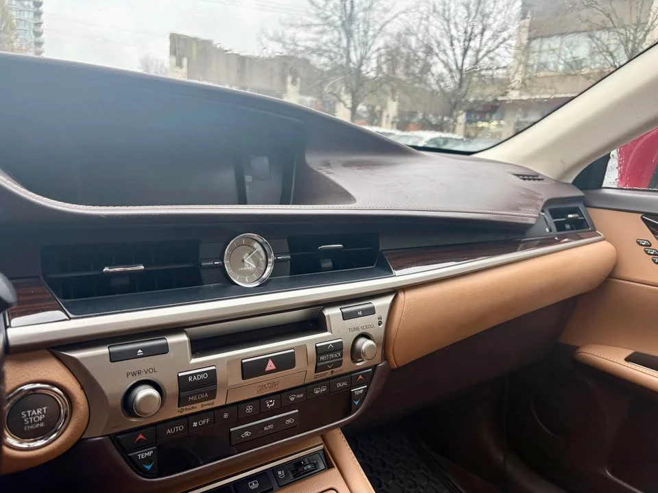 2016 Lexus ES 6th Gen - Image 9 of 13