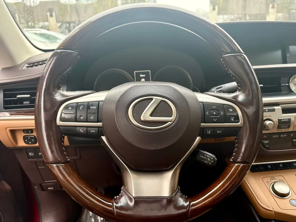 2016 Lexus ES 6th Gen - Image 9 of 11