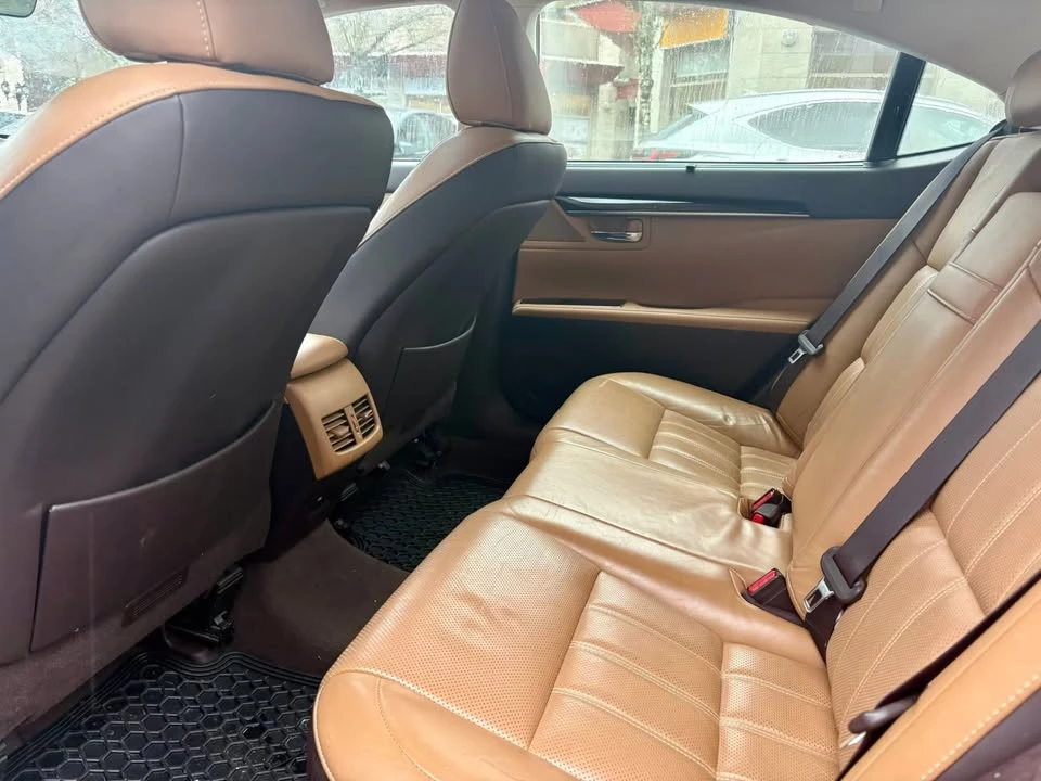 2016 Lexus ES 6th Gen - Image 13 of 17