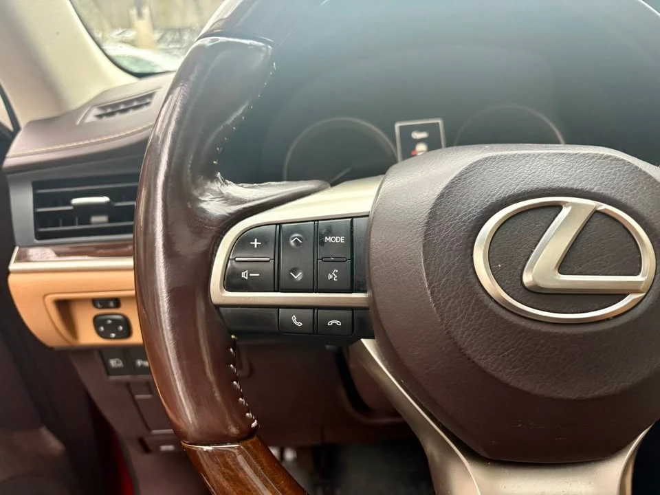 2016 Lexus ES 6th Gen - Image 8 of 17
