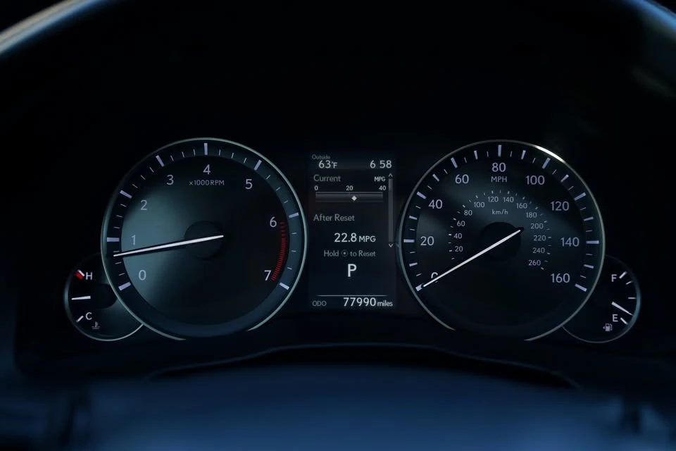 2016 Lexus ES 6th Gen - Image 9 of 18