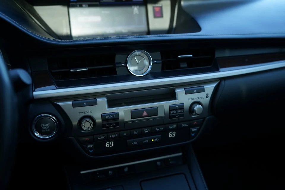 2016 Lexus ES 6th Gen - Image 10 of 18