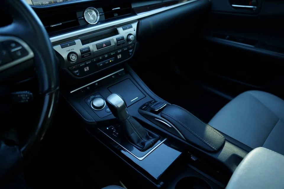 2016 Lexus ES 6th Gen - Image 11 of 18