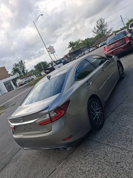 2016 Lexus ES 6th Gen - Image 11 of 12