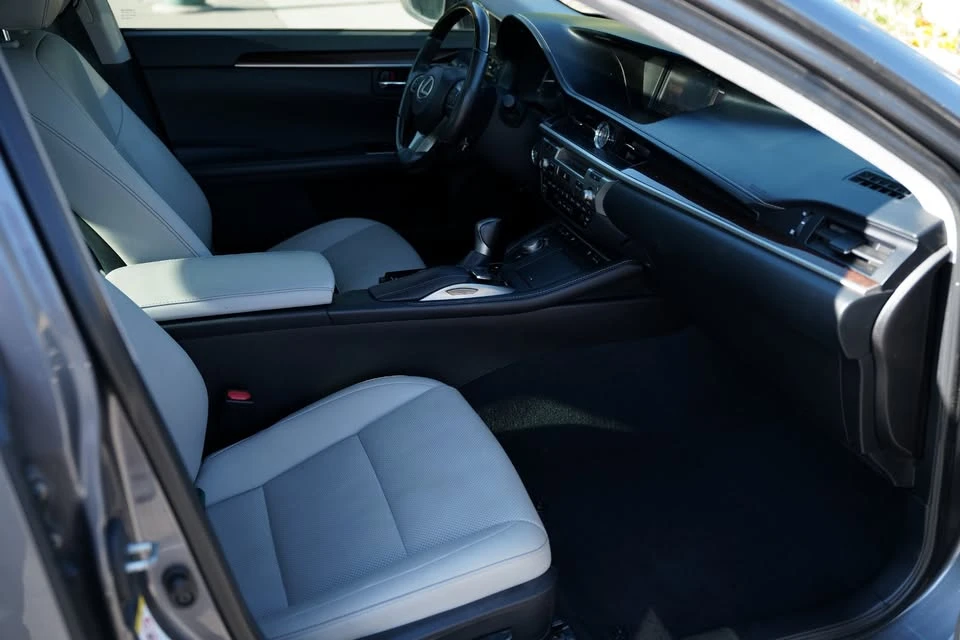 2016 Lexus ES 6th Gen - Image 15 of 18