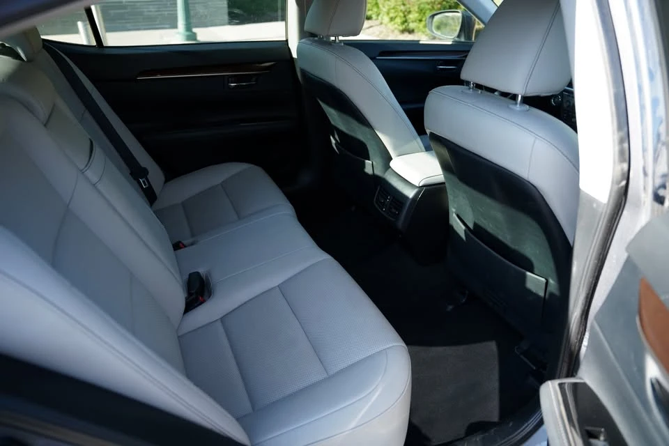 2016 Lexus ES 6th Gen - Image 16 of 18