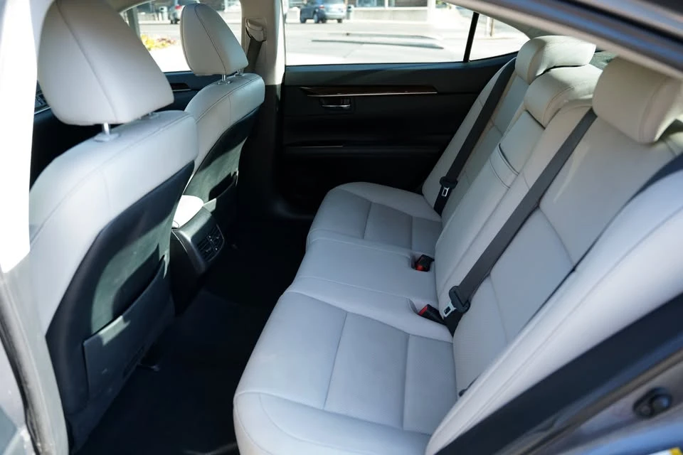 2016 Lexus ES 6th Gen - Image 17 of 18