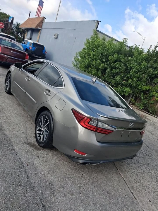 2016 Lexus ES 6th Gen - Image 8 of 12